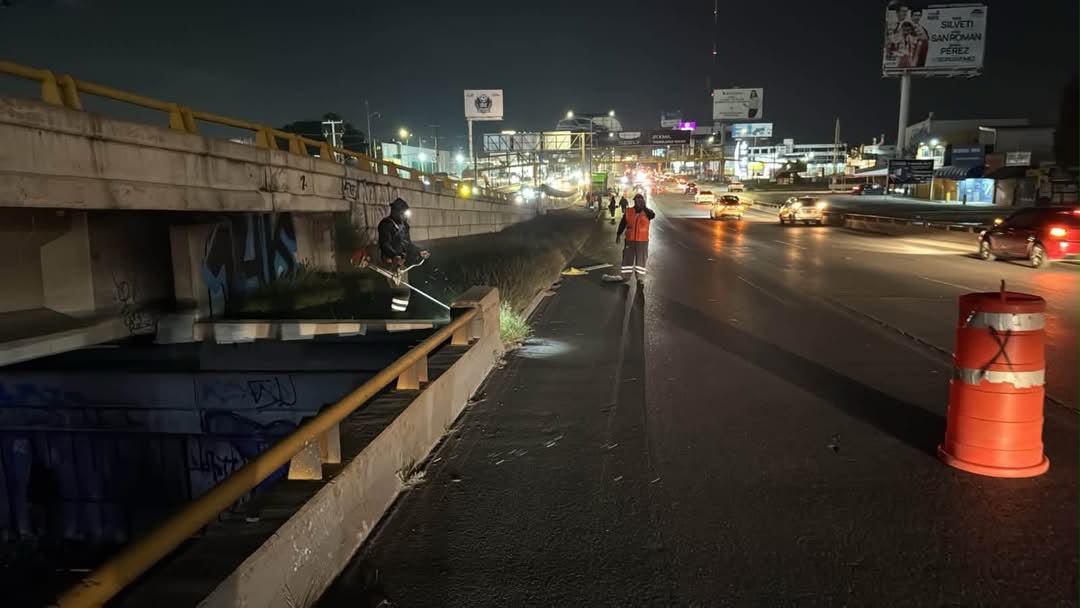 Gobierno de la Capital realiza limpieza nocturna en avenida Salvador Nava