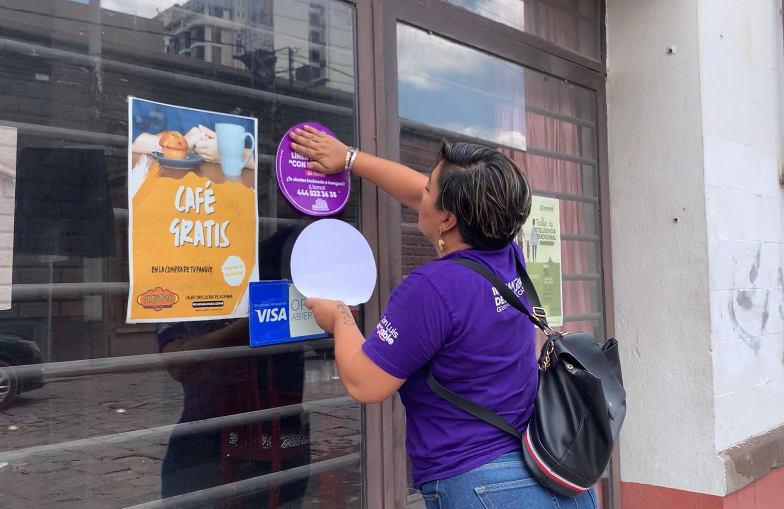 Colocan stickers con la línea de apoyo “Con Nosotras” en cuadrante de Carranza